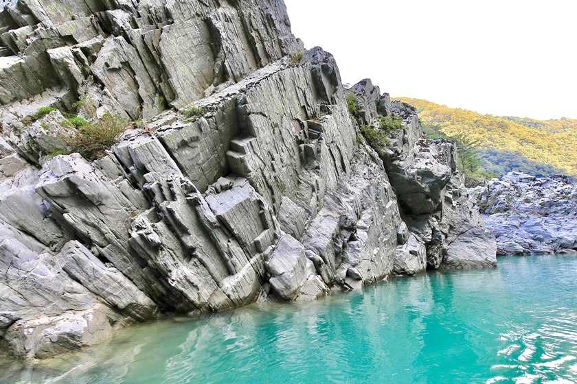 大歩危峡遊覧船から見た岩の画像